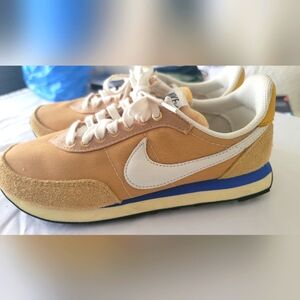 Nike Waffle Trainer 2, Size 7.5, Mustard
